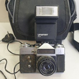 Фотоаппарат "Зенит-Е" в сумке со вспышками "Saulute" и "Unomat B24", работает "Unomat B24", СССР. Картинка 14